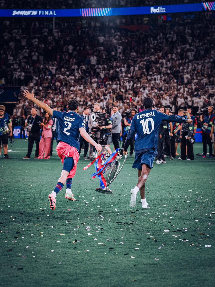 Ledawa's tweet photo. Bonjour, c'est lundi. Juste pour dire aux rageux, haters et antiparisiens que le PSG est champion d’Europe... 

CHAMPION MON FRÈRE !!!
⭐️⭐️❤️💙 https://t.co/NAXOnfR1th