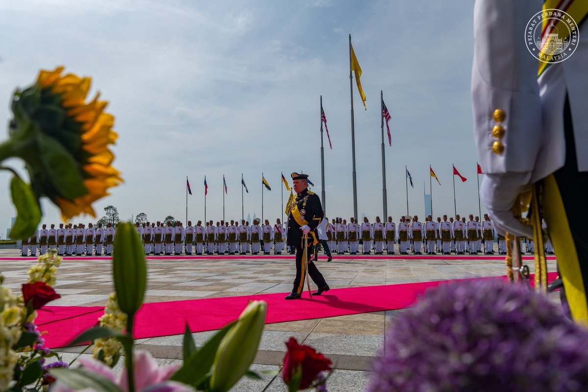 anwaribrahim's tweet photo. Saya dan Azizah hadir ke Istiadat Menghadap dan Istiadat Pengurniaan Darjah Kebesaran, Bintang dan Pingat Persekutuan sempena sambutan Ulang Tahun Hari Keputeraan Rasmi Kebawah Duli Yang Maha Mulia Seri Paduka Baginda Yang di-Pertuan Agong Sultan Ibrahim di Istana Negara hari ini. 

Di bawah naungan Tuanku, negara terus melangkah dengan penuh tertib dan keyakinan, berpaksikan prinsip Raja Berperlembagaan dan Demokrasi Berparlimen.
 
Kerajaan MADANI tertegak dan kukuh dengan kesetiaan dan perpaduan rakyat yang rata-rata dipupuk semangat serta tekad untuk membina negara meski berdepan badai akibat Perang Teluk dan tempiasan kegawatan ekonomi.
 
Insya-Allah, prakarsa bagi menjamin pengagihan adil kepada semua negeri dan wilayah; terutamanya kalangan miskin dan terpinggir akan terus diperhebat dengan panduan dan naungan Tuanku.

Patik mewakili Kerajaan MADANI dan seluruh rakyat menjunjung kasih atas pemerintahan Seri Paduka Baginda yang bijaksana, dan yang sentiasa menjadi lambang penyatuan dan keluhuran negara.

Dirgahayu Tuanku, Daulat Tuanku

#MalaysiaMADANI
#MADANIbekerja
#YakinMADANI