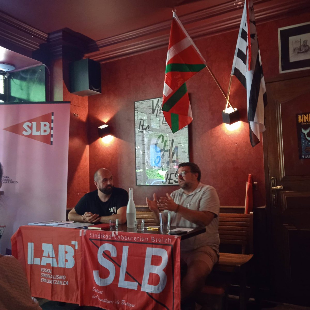 LAB_ieh's tweet photo. 👥 𝐑𝐞́𝐮𝐧𝐢𝐨𝐧 𝐩𝐮𝐛𝐥𝐢𝐪𝐮𝐞 𝐞𝐧 𝐁𝐫𝐞𝐭𝐚𝐠𝐧𝐞
Merci aux camarades du SLB pour cette invitation. 
Ces temps d'échanges sont indispensables à la lutte et la construction d'alliances stratégiques pour faire front à l'Etat français.

✊ STOURMOMP BETEK AN TREC'H https://t.co/vCTKAjGBzt