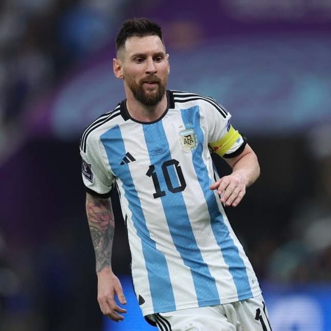 Nicia0002's tweet photo. 🚨🇦🇷 Wayne Rooney: "The player who makes me turn on the TV? MESSI" 

"For me, MESSI IS LIKE MARADONA AND HE'S THE ONLY PLAYER I LOVE" ❤️ 

"I've played against him a few times and for me he's the best, even now that he's getting older, he's the only one I watch play who makes me smile"  🐐