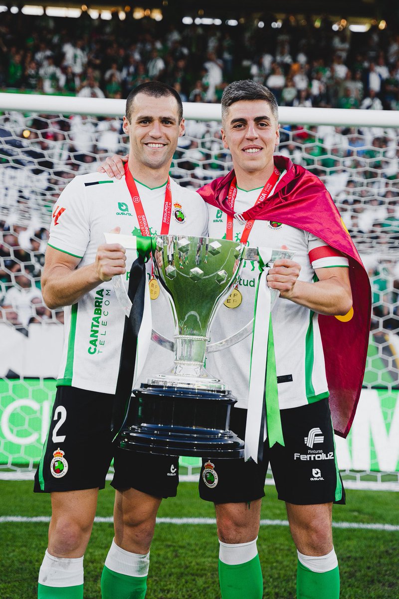realracingclub's tweet photo. Me cuesta bastante querer que se acabe esta temporada. Un 10 en muchos sentidos, no solo en lo que ha hecho esta FAMILIA sobre el terreno de juego. Que, por cierto, es historia racinguista 🏆💚 https://t.co/Vizb8k2eQg