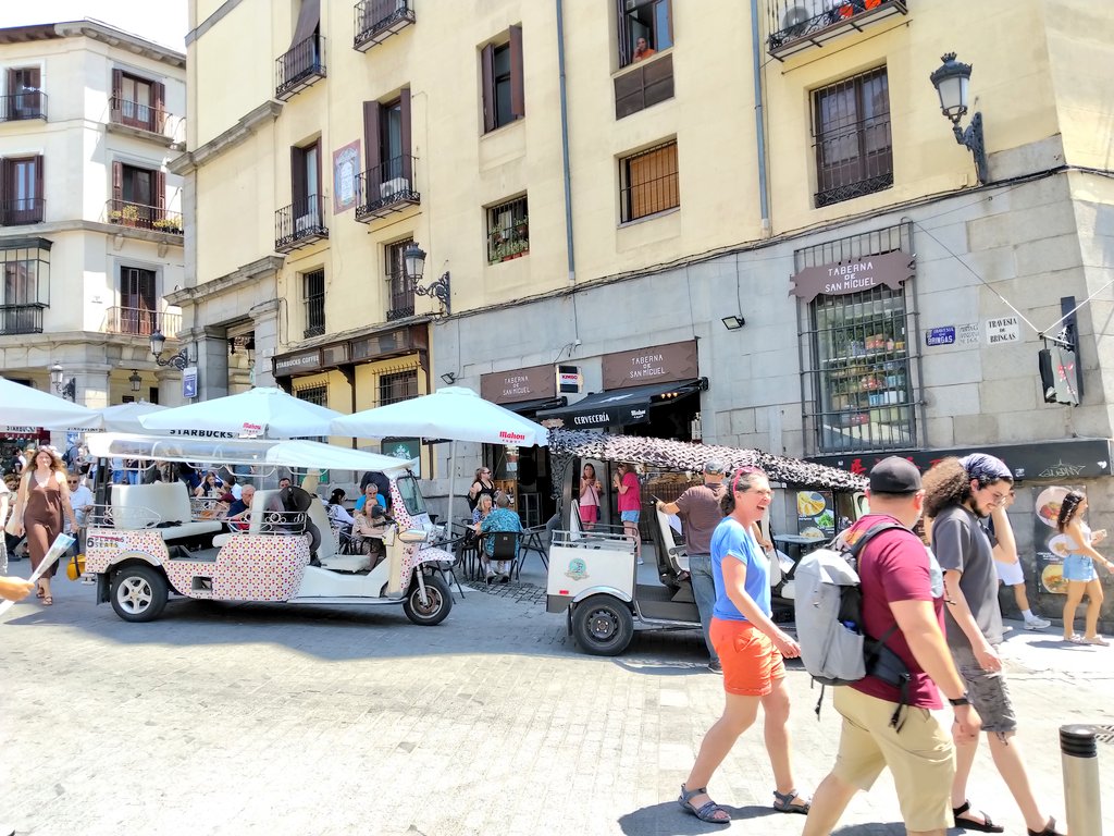 VPmmad's tweet photo. Empoderamiento de los tuktuks ¿de la mano del relajamiento, indiferencia o complicidad? 
Aparcan donde les da la gana, ya no respetan las zonas peatonales, ni siquiera las aceras!! 
Abandono institucional @madrid y maltrato al residente @jmdcentro

#bastadeabusostuktuks #tuktuk https://t.co/tNhEm0M1hj