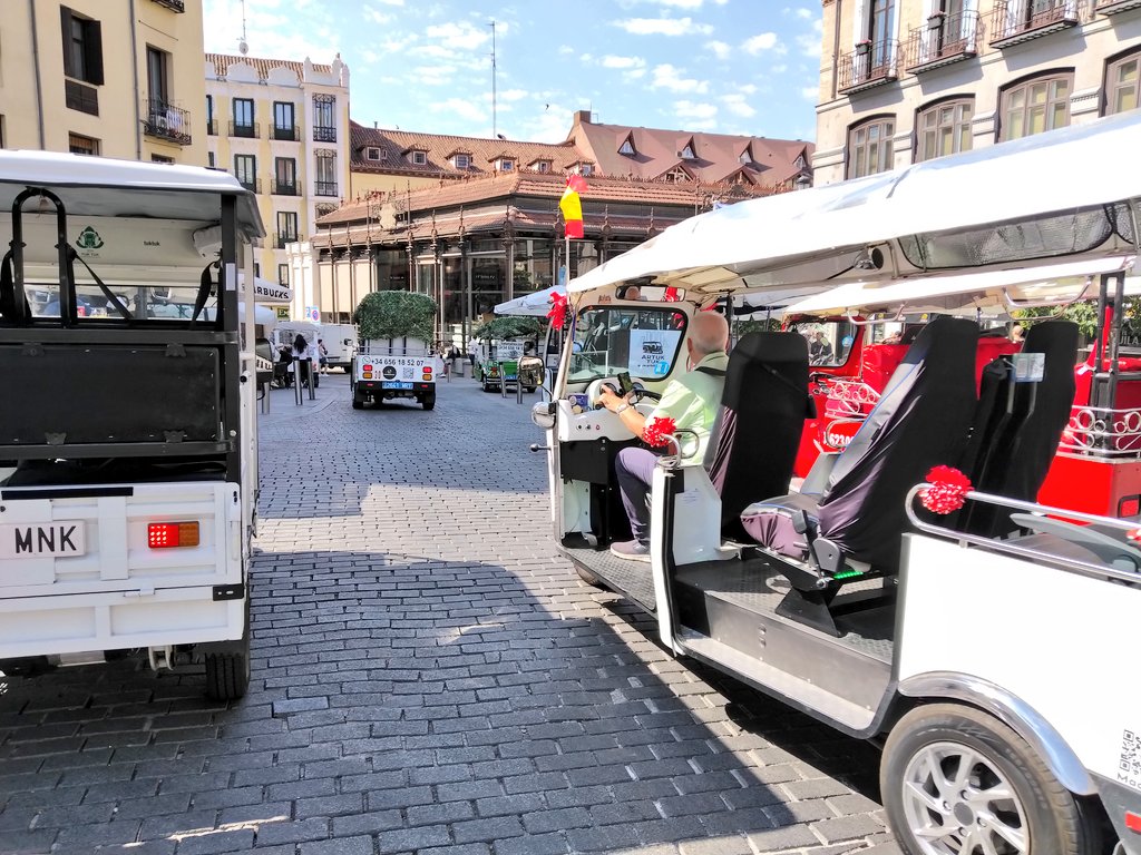 VPmmad's tweet photo. Empoderamiento de los tuktuks ¿de la mano del relajamiento, indiferencia o complicidad? 
Aparcan donde les da la gana, ya no respetan las zonas peatonales, ni siquiera las aceras!! 
Abandono institucional @madrid y maltrato al residente @jmdcentro

#bastadeabusostuktuks #tuktuk https://t.co/tNhEm0M1hj