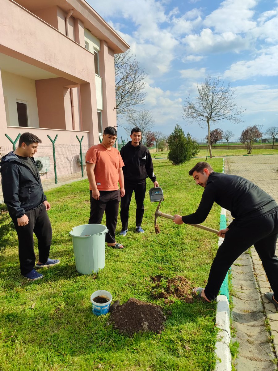 GSB_Kirklareli's tweet photo. 📍Şemseddin Sami Yurdu

🌱Gençlik Haftası kapsamında öğrencilerimizle birlikte çevre bilincini artırmak ve doğaya katkı sağlamak amacıyla fidan dikimi etkinliği gerçekleştirildi. 
@OA_BAK
@gencliksporbak https://t.co/GGXZfYyPgp