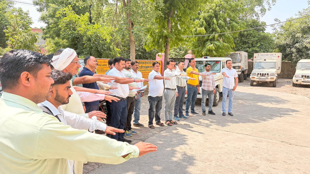 CmoBaghpat's tweet photo. मुख्य चिकित्सा अधिकारी कार्यालय बागपत में #विश्व_तंबाकू_निषेध_दिवस  के अवसर पर जागरूकता गोष्ठी का आयोजन किया गया । मुख्य चिकित्सा अधिकारी महोदय जी ने स्टाफ व आम- जनमानस को तंबाकू का सेवन न करने तथा दूसरों को इसके दुष्प्रभावों के प्रति जागरूक करने की शपथ दिलाई।
#TobaccoFreeIndia https://t.co/ayVbLdlZcZ