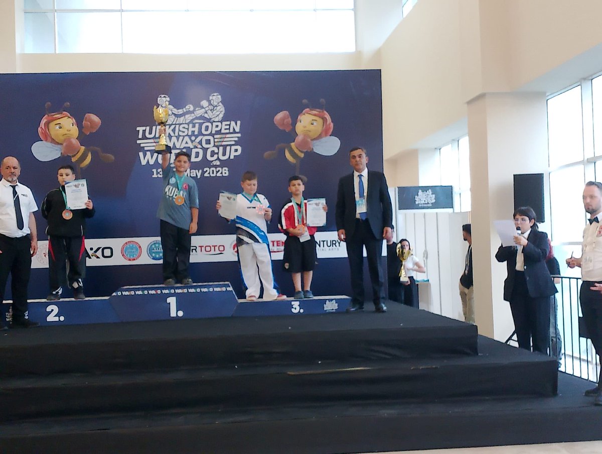 IhsaneTuna's tweet photo. Okulumuz 3/A Sınıfı Öğrencilerinden Kürşad İNCEKARA “TURKISH OPEN
WAKO WORLD CUP” Yarışmalarında Minikler Kickboks Dalında Dünya 3. Olmuştur. Öğrencimizi Tebrik Eder, Başarılarının Devamını Dileriz. 🏆 🥉 🌎 https://t.co/fVHixes7Bd