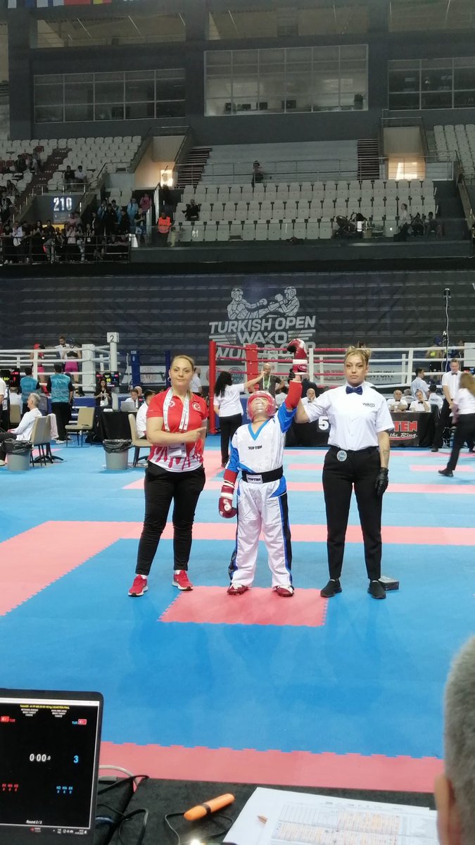 IhsaneTuna's tweet photo. Okulumuz 3/A Sınıfı Öğrencilerinden Kürşad İNCEKARA “TURKISH OPEN
WAKO WORLD CUP” Yarışmalarında Minikler Kickboks Dalında Dünya 3. Olmuştur. Öğrencimizi Tebrik Eder, Başarılarının Devamını Dileriz. 🏆 🥉 🌎 https://t.co/fVHixes7Bd