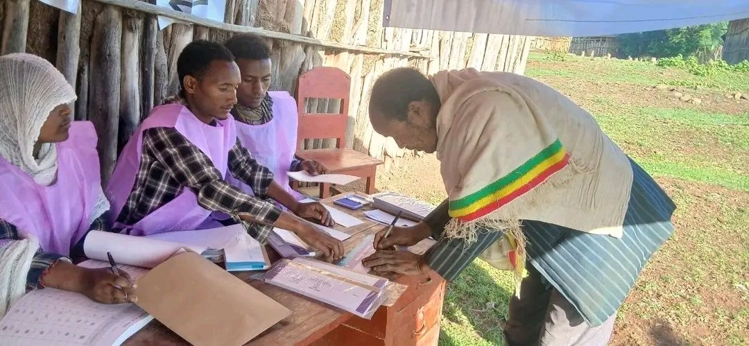 AppAmhara's tweet photo. "Ethiopia is Voting" 

People are voting in the 7th national and regional elections in the East Gojjam Zone at the Wine Water Polling Station in Bibugn Woreda, W/Waha City. https://t.co/zDbWOvd3l8