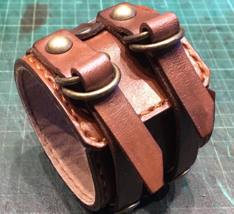 WizardLeather's tweet photo. 特注品の本革製リストバンド。
海外のお客さんからのオーダーでした。
#wizardleather https://t.co/MbxSe6QbdF