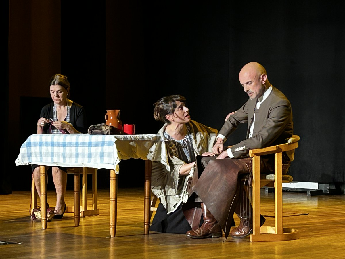 UPXixon's tweet photo. 🔥 HOY comienzan las muestras de fin de curso de la UP. Empezamos con las actuaciones de los cursos: 'Teatro: iniciación' y 'Producción teatral'. 
📆 HOY, lunes 1 junio 18:30
📌 CMI Pumarín Gijón Sur
📖 Entrada libre y gratuita
ℹ️ https://t.co/xzeYEp66Nr... 
@Culturagijon https://t.co/WJpSWU5ZpK