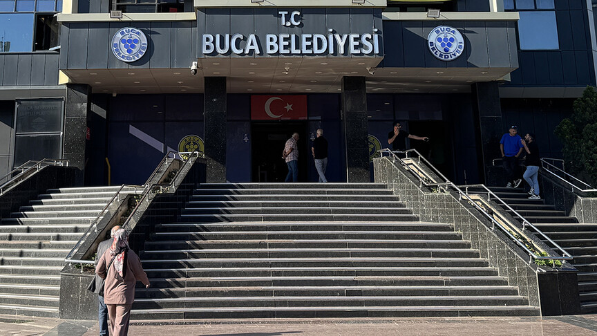 HalilSilahsor's tweet photo. İzmir'de Buca Belediyesine yönelik operasyonda Belediye Başkanı Duman ve 52 şüpheli yakalandı: İzmir'in Buca Belediyesi ve bağlı iştiraklerine yönelik yolsuzluk operasyonunda Buca Belediye Başkanı Görkem Duman'ın da aralarında olduğu 53 zanlı gözaltına… https://t.co/5qNsoXJEVc https://t.co/DXNuXxVbGO