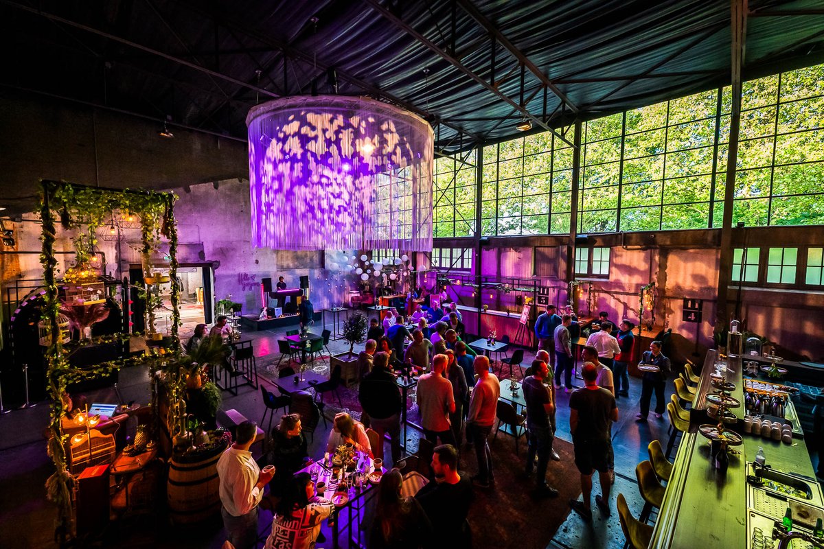 MeetingMagazine's tweet photo. 🏭 De Zwitsalhal is geen standaard evenementenlocatie. Achter de karakteristieke, licht verweerde groene fabrieksdeuren schuilt een plek waar historie, creativiteit en zakelijke ambitie samenkomen. 

👉 Het interview lees je via https://t.co/BCbtvdfDvP https://t.co/kxWkOklZWg
