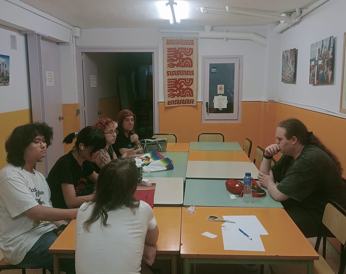 PlataformaTrans's tweet photo. 🏳️‍⚧️El pasado sábado nos reunimos en el Espai Trans de Barcelona, realizamos un Grupo de Autoapoyo para Personas Trans, en el que compartimos un espacio seguro donde poder hablar de aquellas dudas e inquietudes relacionadas con nuestra identidad. 

🫂 Fue un grupo de autoapoyo muy especial en el que pudimos comprobar que muchos de nuestros miedos son compartidos y que no tenemos que enfrentarlos en soledad.

🤗 ¿Eres una persona trans Barcelona y te gustaría conocer a más personas como tú?

✍️ ¡Apúntate a nuestras actividades!
☎️ 954 22 87 28, de lunes a viernes, en horario de 10 a 14.
📩 espaciotrans@plataformatrans.es

🤝 Iniciativa de @PlataformaTrans, apoyada por @IgualdadGob