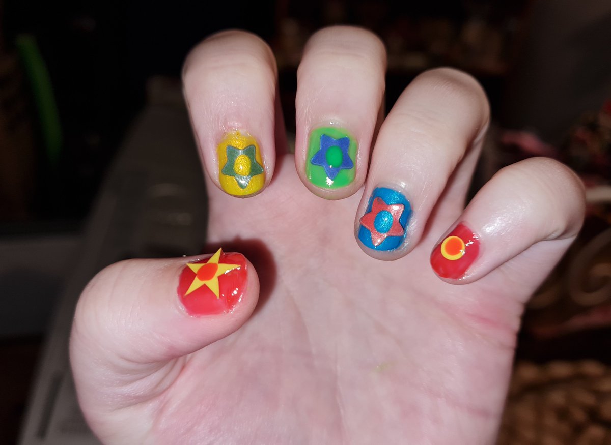 bIuntspork's tweet photo. 2nd nails attempt.... 🔴⭐️🟢🔵 https://t.co/vD3ZOtsOvm