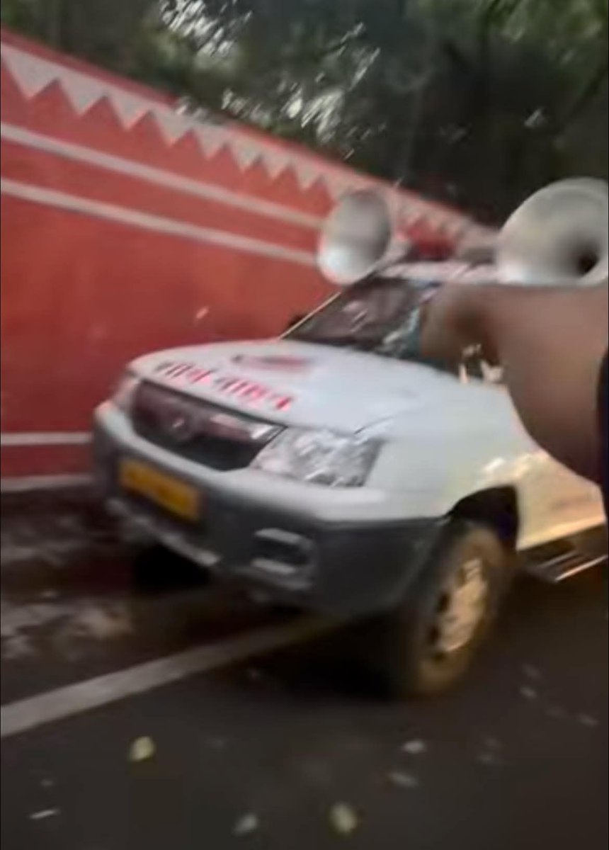 iShyamPrakash's tweet photo. क्रेन लेकर नो पार्किंग का चालान करने और गाड़ी उठाने के लिए ट्रैफिक पुलिस सड़क पर आई थी, पर बिना वर्दी के एक ट्रैफिक पुलिस वाला एक व्यक्ति की गाड़ी की फोटो लेने लगा। 

तब वो व्यक्ति गाड़ी से बाहर निकला और बोला, "आप मेरी गाड़ी की फोटो क्यों ले रहे हैं? आप कौन हैं वो बोला, "मैं ट्रैफिक पुलिस हूँ।"

पर कोई बिना वर्दी और आईडी कार्ड के ट्रैफिक पुलिस कैसे हो सकता है? तभी असली ट्रैफिक पुलिस वाले आए और उसकी गाड़ी उठाने को कहा पर वो व्यक्ति बोला।

"मैं तो गाड़ी में बैठकर खाना खा रहा था, आप गाड़ी कैसे उठा सकते हो? और बगल में ही सरकारी गाड़ी खड़ी थी, तो वो क्यों नहीं उठाई?" 

"और ये बिना वर्दी के मेरी गाड़ी की फोटो कैसे ले रहा है और अपना आईडी कार्ड क्यों छुपा रहा है?"