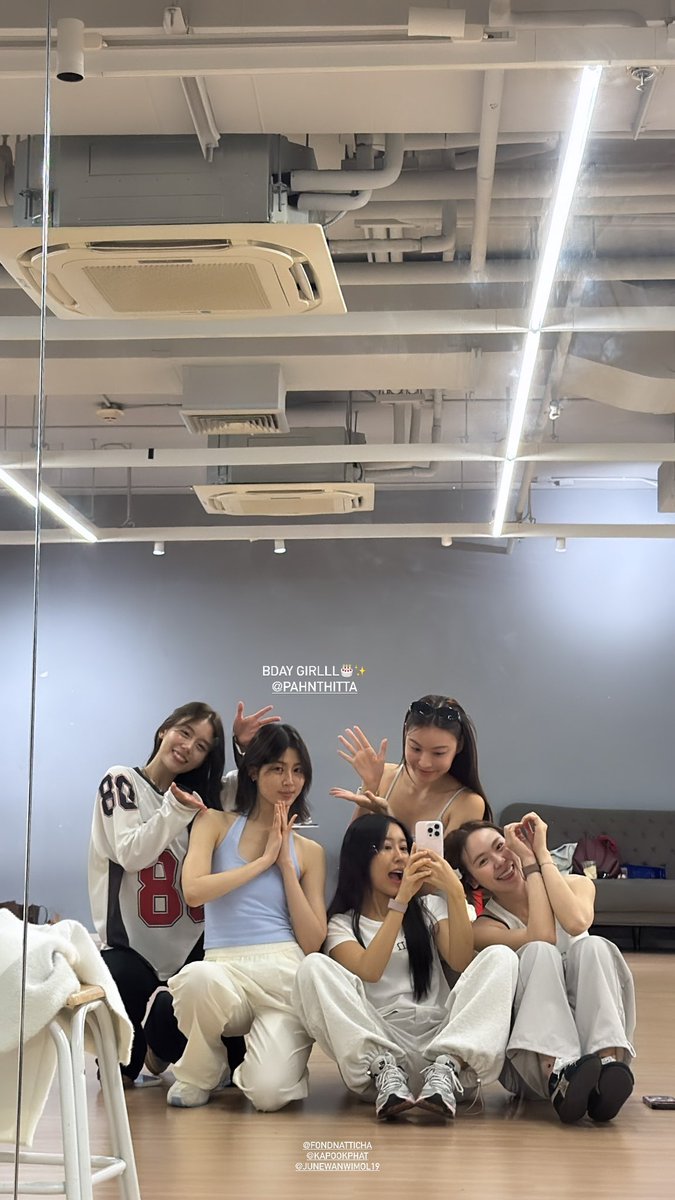 perflxtw's tweet photo. มีโมเม้นแฮปจากพี่ๆที่ห้องซ้อมด้วย น่ารัก 😻🩵
HAPPY PAHNTHITTA DAY
#Pahn22ndSurroundedByLove
#pahnthitta #FONDnatticha
#ciizezhpr #kapookphat #junewanwimol https://t.co/TwpFFBQsc8