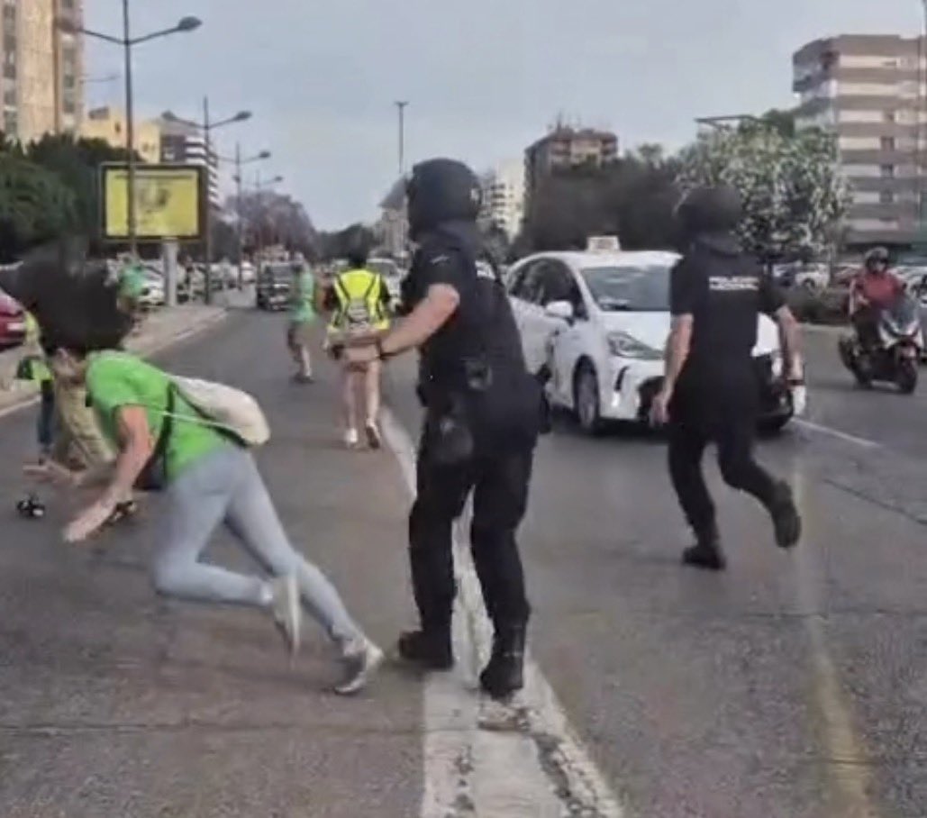 juan57965297's tweet photo. @gabrielrufian Aquí,una maestra jubilada, poniendo en riesgo la vida de todo el planeta.¿Que haríamos sin nuestra gloriosa policia nacional? https://t.co/FdyutwKOc9