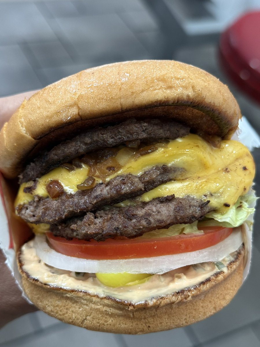 CurlyWurdy's tweet photo. I got to go to the beach today and I ate a perfect burger 🍔 for my meal of the day 🤗 Feeling grateful https://t.co/DdxsDhHWq1