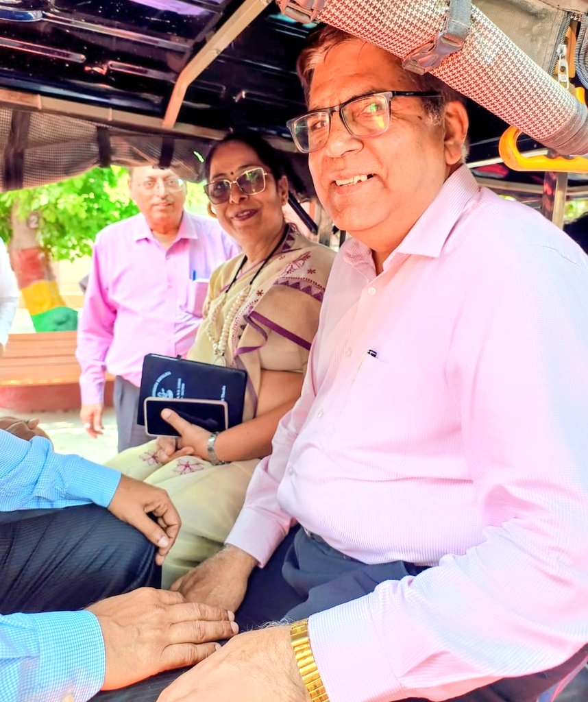 Dir_Education's tweet photo. Hon'ble MOE @ashishsood_bjp &amp; DOE officials arrived at @possangipur in Electric Vehicles, leading by example for sustainable mobility. 

A powerful message for all institutions: Switch to EVs and adopt green practices!

 Environment first! Future first!

 #MetroMonday https://t.co/6h20n0h51c