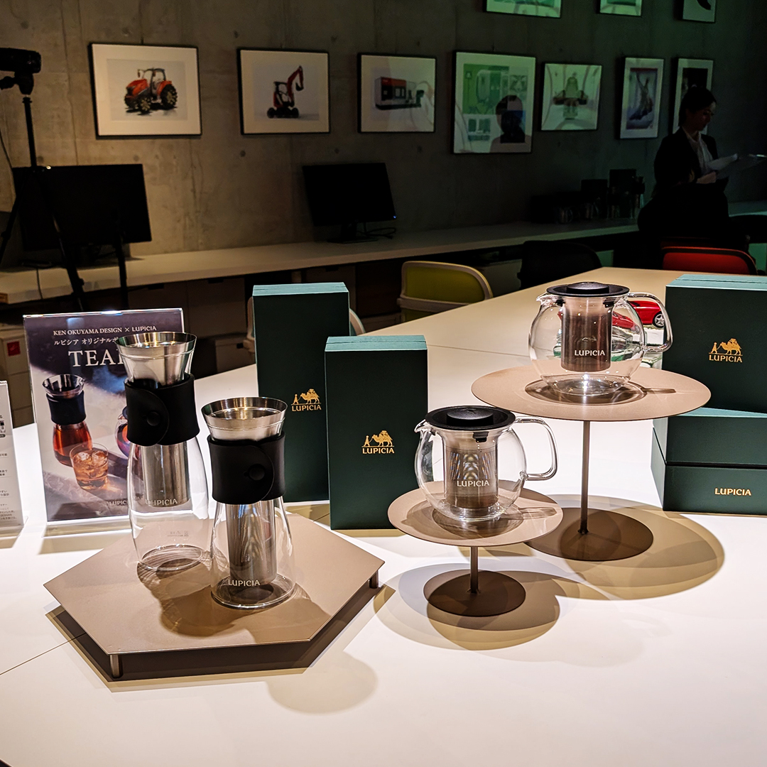 KenODesign's tweet photo. 【【 KEN OKUYAMA DESIGN × LUPICIA 】
オリジナルポットTEAPO(ティーポ)発表イベント

世界のお茶専門店 L UPICIAとKEN OKUYAMA DESIGNがコラボレーションした新しいガラス茶器の発表イベントをKEN OKUYAMA DESIGNのオフィスで開催致しました。冷蔵庫に収納しやすい形状とサイズを実現しながら、テーブルの上に置いても美しいデザインを実現したガラス製の茶器です。イベントでは奥山も登壇しTEAPOの魅力について語らせて頂きました。

We held a launch event at Ken Okuyama Tokyo to introduce a new line of glass teaware created through a collaboration between the global tea specialty store LUPICIA and Ken Okuyama Tokyo. This glass teaware features a shape and size that fits easily in the refrigerator, while also boasting a design that looks beautiful on the table. At the event, Ken Okuyama also took the stage to share the appeal and design story behind TEAPO.