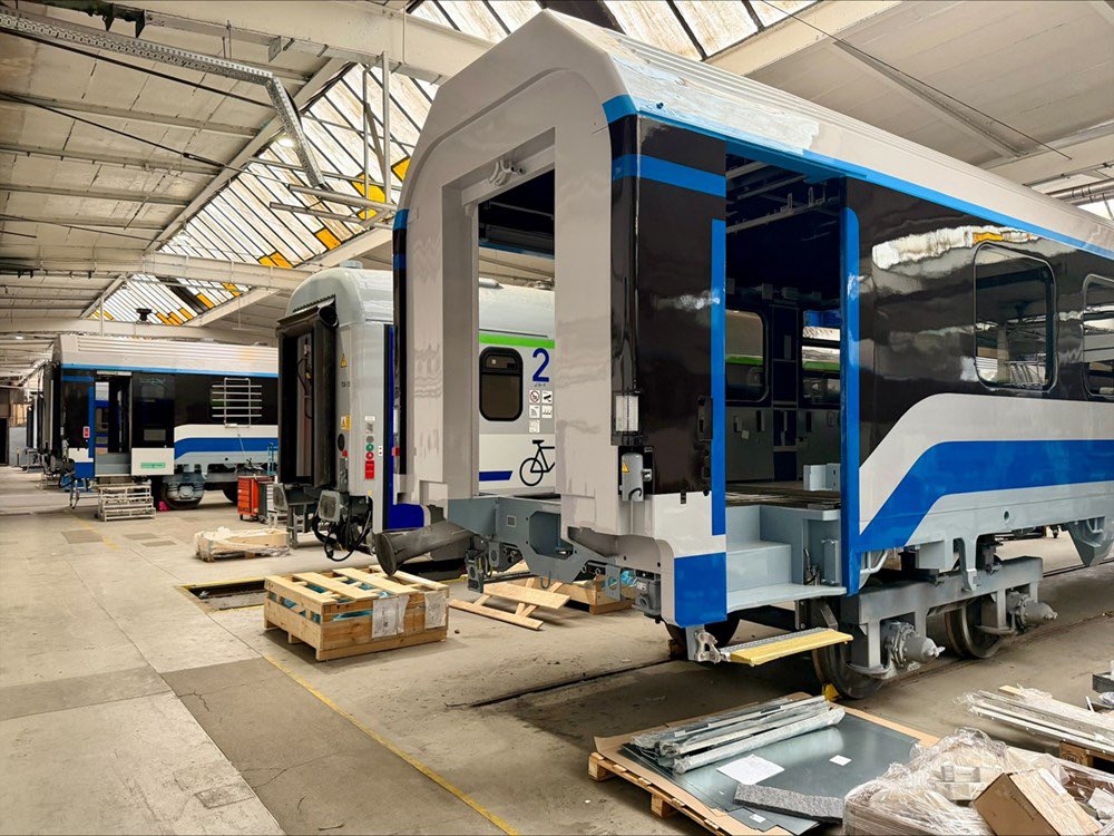 kuba_rosler's tweet photo. FPS zapewnia, że realizacja kontraktu na 300 wagonów wskoczyła na dobre tory. W produkcji 20 wagonów i kluczowe zmiany we wnętrzach. Co się zmieni?

https://t.co/wyakIobXch https://t.co/rsUXYlTvV3