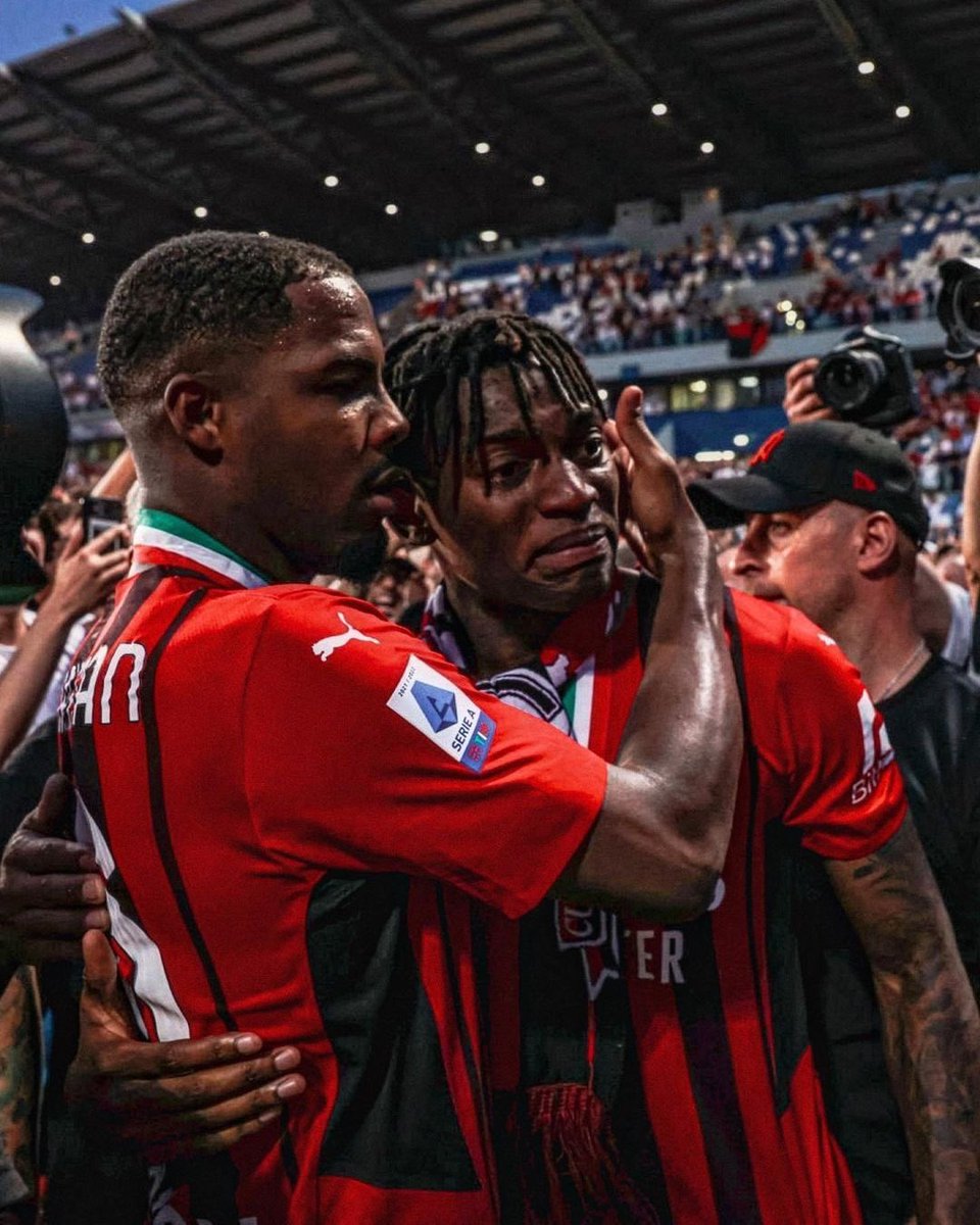 W8Entertainment's tweet photo. @RafaeLeao7 grazie di tutto, dispiace separarsi così ma è la cosa giusta per te. Ti auguro il meglio, questa società e certi tifosi non ti meritano. https://t.co/G0JPYIb1aR