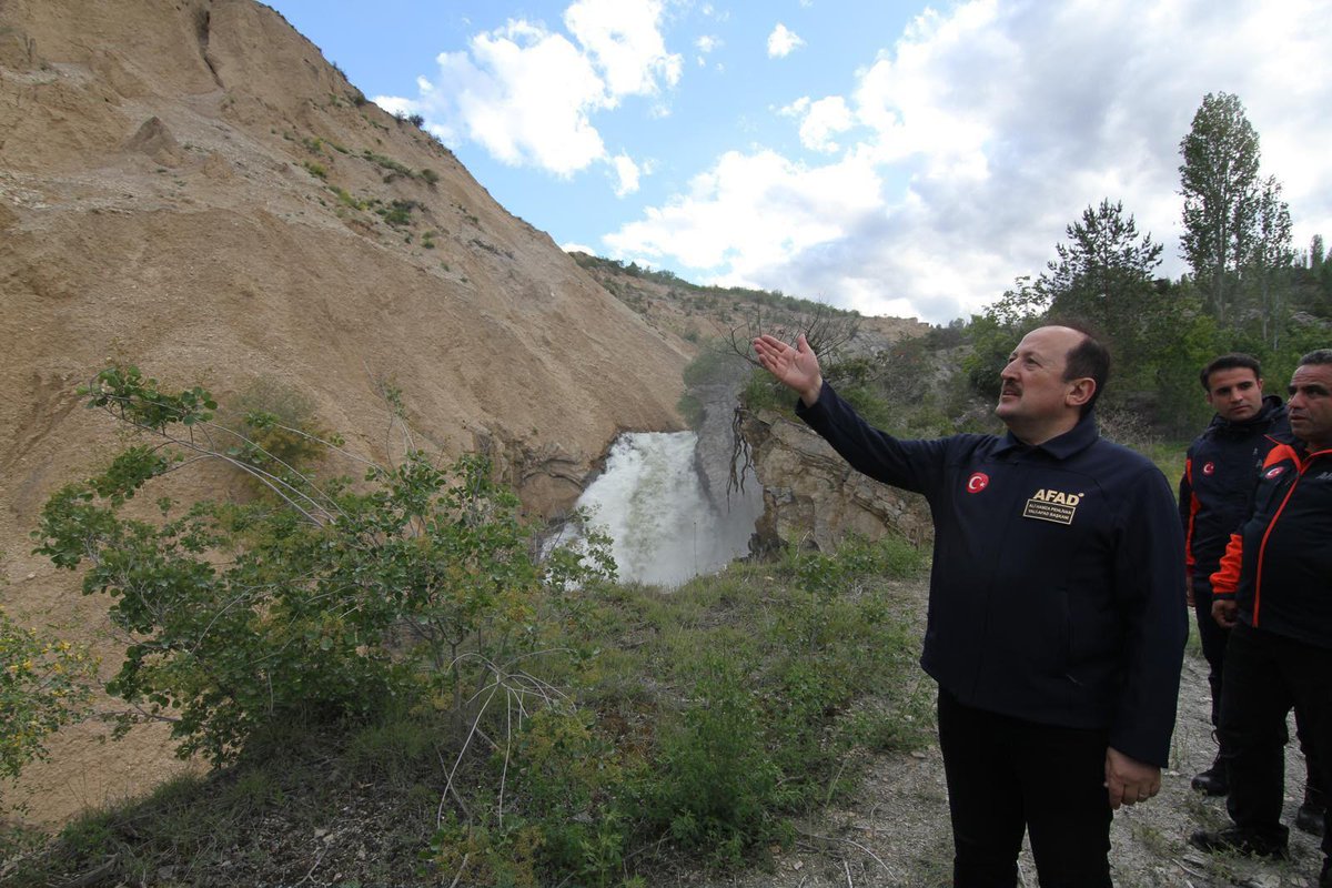 AFADBaskanlik's tweet photo. Kurban Bayramı günlerini de içine alan 21-31 Mayıs 2026 tarihleri arasında, meteorolojik verilere istinaden ülkemiz genelinde sarı uyarı verilen muhtelif İllerimizdeki gelişmeler 7/24 esasıyla nöbette olan AFAD ekiplerimiz tarafından yakından takip edilmiş; yoğun yağışlar nedeniyle meydana gelen heyelan, sel, su baskını ve taşkınlara karşı gerekli müdahale ve arama-kurtarma çalışmaları, ilgili tüm kurum ve kuruluşlarımız ile birlikte, koordinasyon ve iş birliği içerisinde yerine getirilmiştir.

21-31 Mayıs 2026 tarihleri arasında Ülkemiz genelinde yoğun yağışlardan dolayı; 
📍Tokat, Trabzon, Osmaniye, Giresun, Hatay, Gümüşhane, Niğde, Erzurum, Afyonkarahisar illerimiz başta olmak üzere toplam 110 heyelan ve kaya düşmesi olayı meydana gelmiş, 67 konut ve 1 ahır etkilenmiştir. Bahse konu konutlarda yaşayan vatandaşlarımız, hayvanlarıyla birlikte güvenli noktalara tahliye edilmiştir.

Aynı tarihler arasında Ülkemiz genelinde; 
📍Hatay, Tokat, Amasya, Nevşehir, Ordu, Çorum, Konya, Ankara, Eskişehir, Karabük, Adıyaman, Kırşehir, Bursa, Erzurum, Artvin, Çankırı, Kütahya, Bolu, Aksaray, Edirne, Osmaniye, Giresun, Rize ve Bilecik illerimizde sel,su baskını,kayıp vakaları ve taşkın olayları meydana gelmiştir.

Meydana gelen olaylara, Türkiye Afet Müdahale Planı (TAMP) kapsamında, AFAD koordinasyonunda, AFAD, Emniyet, Jandarma, 112 Sağlık, DSİ, Karayolları, İtfaiye, İl Özel İdareleri ve Belediye ekiplerinden toplam;
👤13.342 personel
🚚5.656 araç/iş makinası görev almıştır.

Sel,su baskını ve taşkından etkilenen ev ve işyerlerindeki temizlik çalışmalarına ilgili kurumlarımızın ekipleri ve AFAD Gönüllülerimiz tarafından destek sağlanmıştır.

Olumsuz hava olaylarından etkilenen tüm vatandaşlarımıza geçmiş olsun dileklerimizi sunuyor, hayatını kaybeden vatandaşlarımıza Allah’tan rahmet,ailelerine ve yakınlarına başsağlığı diliyoruz.
Kurban Bayramı günlerini içine alan hafta boyunca meydana gelen afet ve acil durumlara karşı gerekli müdahaleleri gerçekleştirmek üzere teyakkuz halinde olan ve özveriyle görev yapan tüm kurum kuruluşlarımıza, ekiplerimize teşekkür ederiz.

AFAD 🇹🇷