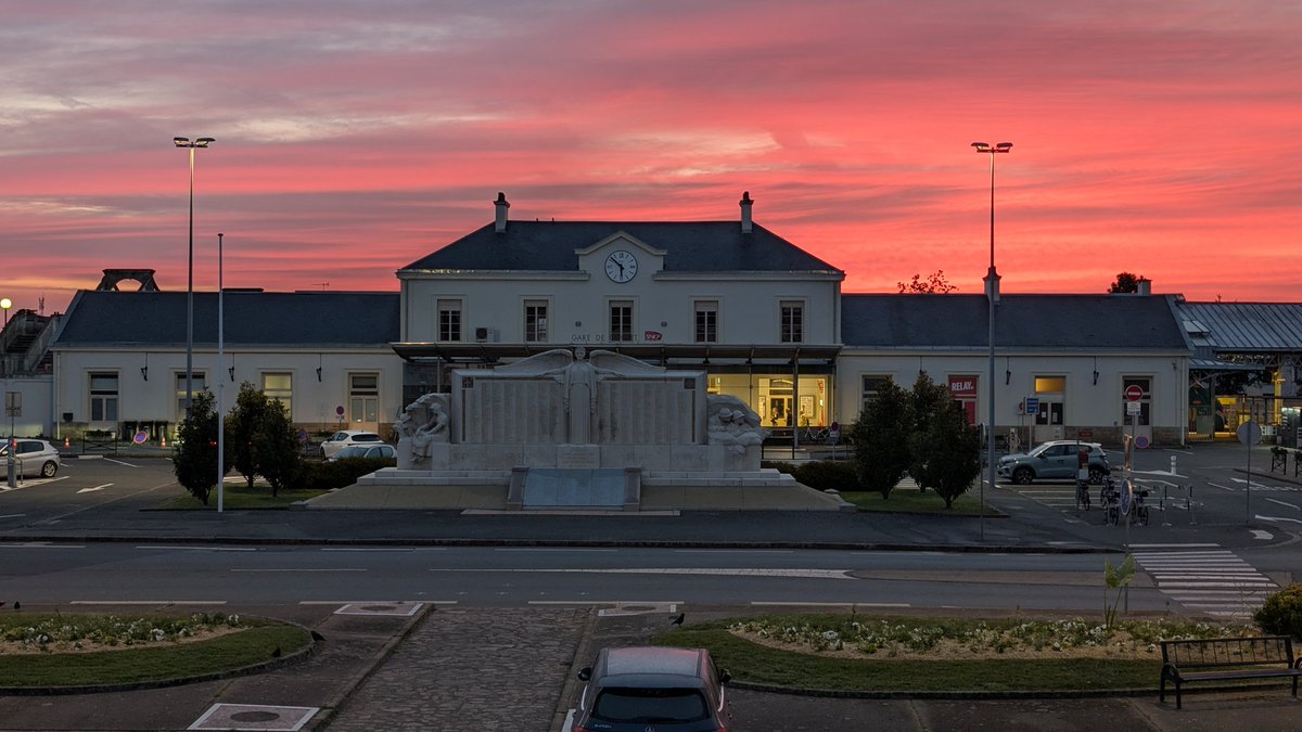 Ser0mee's tweet photo. Mais quel ciel ce matin à Cholet 🤩 
@TERPays2LaLoire https://t.co/JpfbVvZy3v