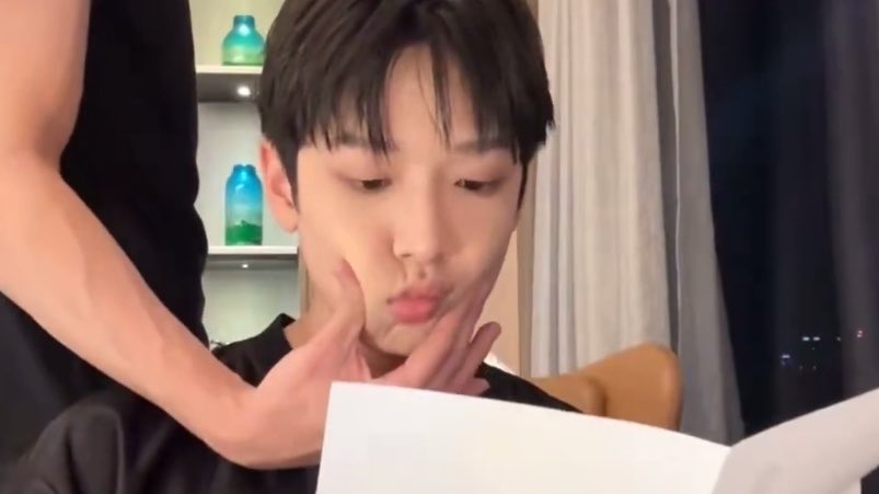 kh1ovele's tweet photo. กูตาย 😭🤏🏻 https://t.co/fhi0SgqziM