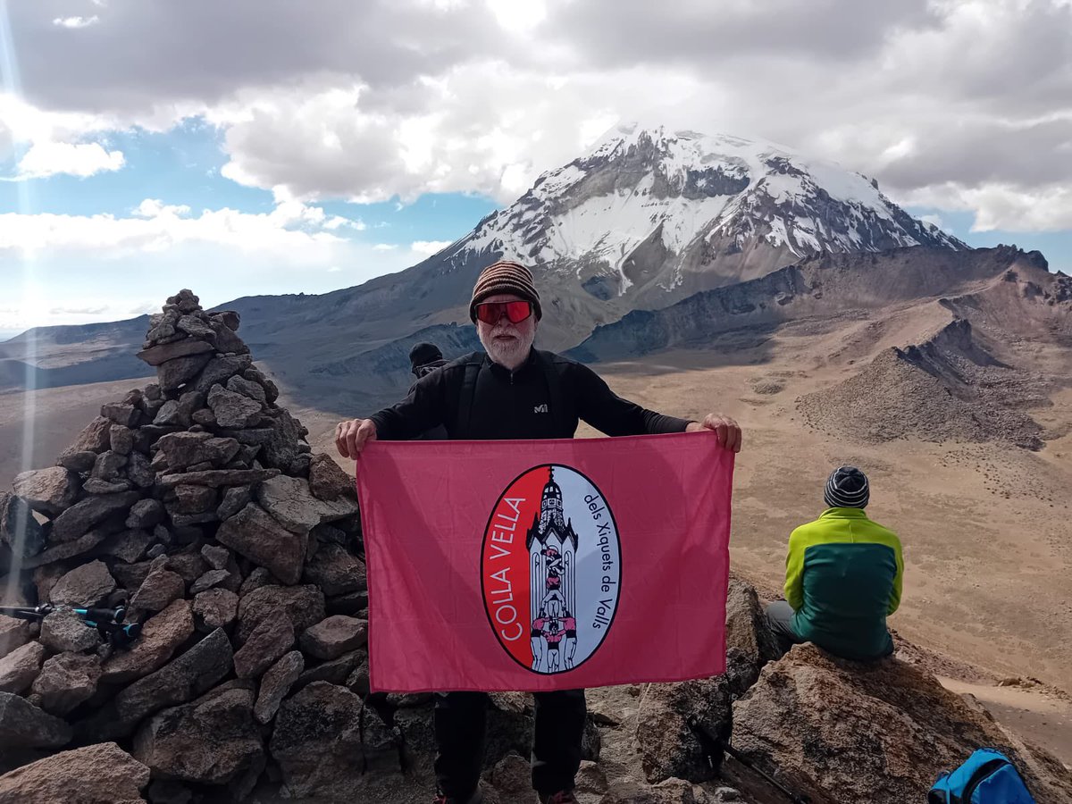 collavella's tweet photo. 🏔️ Felicitats als nostres castellers , que aquests dies ha coronat l'ascenció al Cerro Wisalla a Bolívia com a primera part del viatge en l’expedició de l’AAEET.

Esperem que acabin de gaudir de l'experiència! https://t.co/wSO9U2jVVp