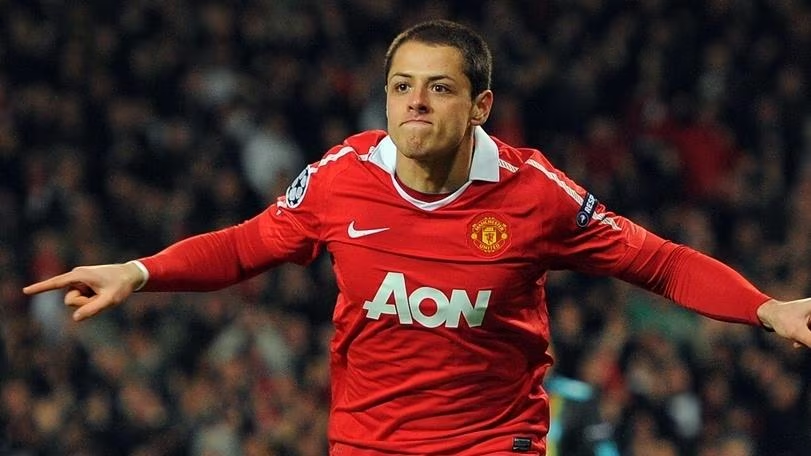 TraffordTalks's tweet photo. ON THIS DAY in United history — 1 June 👀

1926 → Johnny Berry born  
(United winger 1946–58 | 4 England caps | Munich survivor who played on)

1988 → Javier Hernández (Chicharito) born  
(United 2010–15 | 103 apps | 37 goals | that volley vs Liverpool… you know the one 🔥)

Two absolute legends of the club. Who’s your favourite United birthday boy today?

#MUFC #GGMU #OldTrafford #TraffordTalks