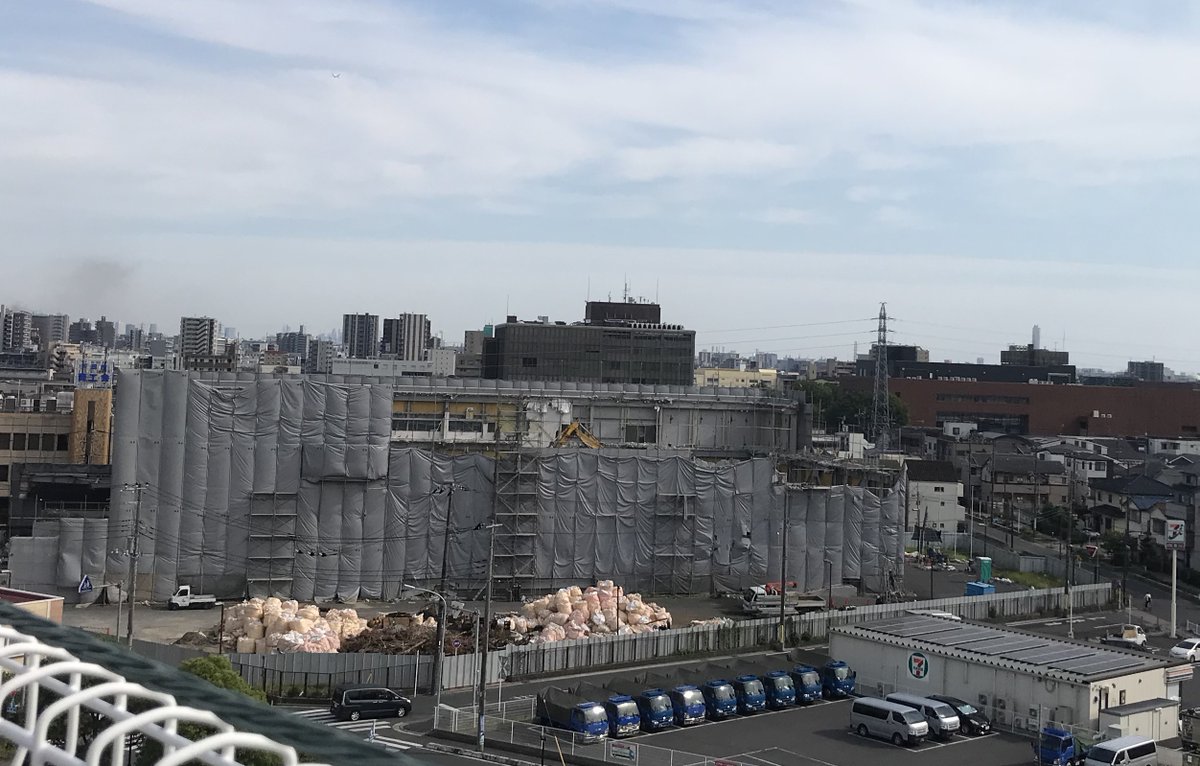 k_ishizuka0705's tweet photo. 戸田市商工会館の隣にある埼京オフセット跡地です。

埼京オフセットは、中日新聞グループの印刷拠点として2000年9月に稼働開始。東京新聞や東京中日スポーツなどの印刷を担い、四半世紀近くにわたり戸田市の産業や雇用を支えてきました。

現在は建物の解体工事が進められており、現地の掲示によると発注者はタクトホーム株式会社（東京都西東京市）。工事期間は2025年7月から2026年12月までとなっています。

現場では解体工事が始まっているものの、巨大な工場建屋はまだ数多く残っており、その規模の大きさを改めて実感しました。長年にわたり戸田の風景の一部だった建物が、少しずつ姿を変えようとしています。