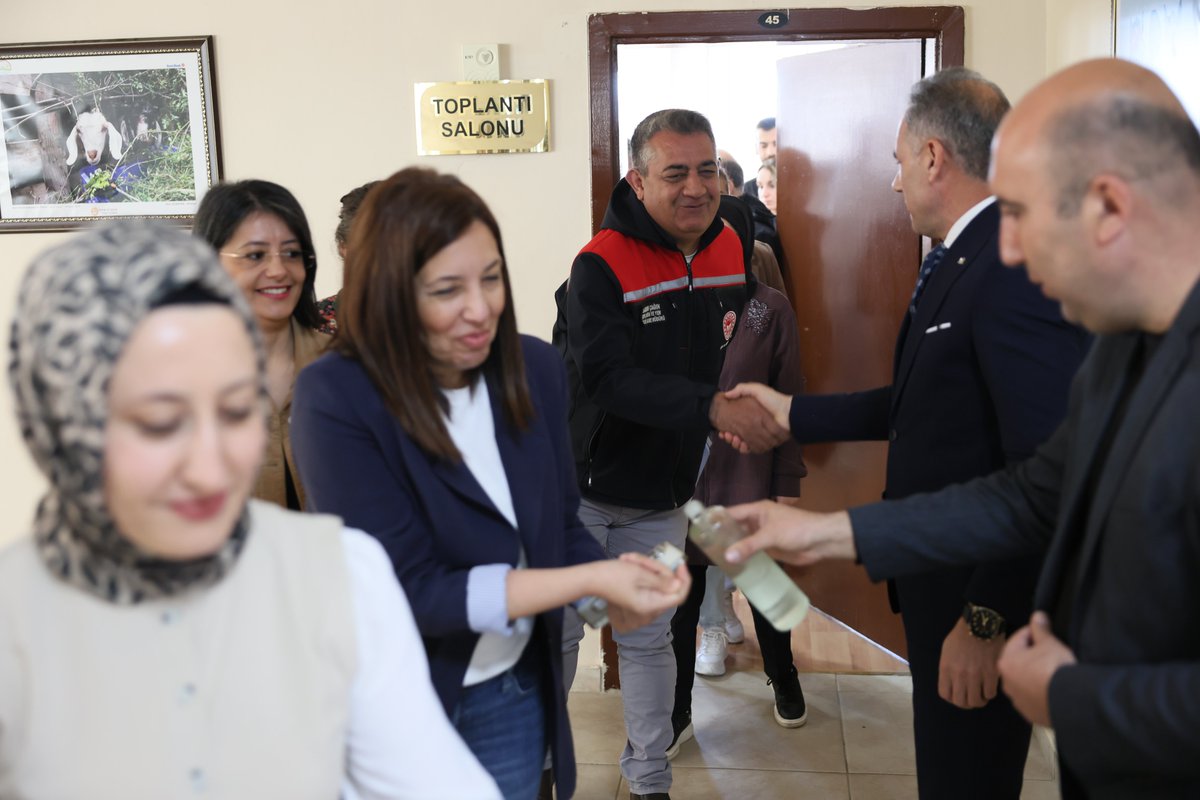 karstarim's tweet photo. İl Müdürümüz Sayın Enver AYDIN, bayram tatili sonrası İl Müdürlüğümüz personeliyle bir araya gelerek bayramlaştı.
Bayram dönüşünde gerçekleştirilen buluşmada personelimizle tek tek bayramlaşan İl Müdürümüz Sayın Enver AYDIN, tüm çalışma arkadaşlarımıza sağlık, huzur ve başarı dileklerini iletti. @TCTarim
@ibrahimyumakli
@KarsValiligi
@ziyapolat73
@envraydin