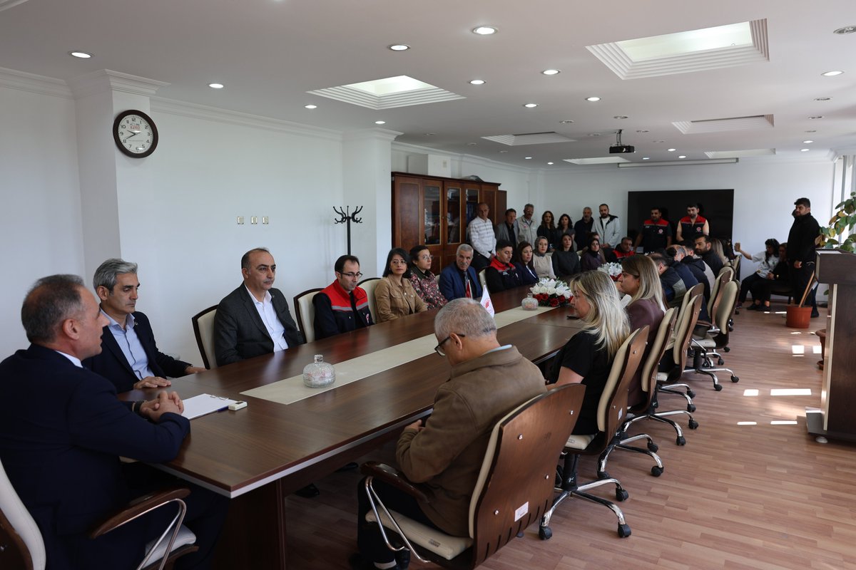 karstarim's tweet photo. İl Müdürümüz Sayın Enver AYDIN, bayram tatili sonrası İl Müdürlüğümüz personeliyle bir araya gelerek bayramlaştı.
Bayram dönüşünde gerçekleştirilen buluşmada personelimizle tek tek bayramlaşan İl Müdürümüz Sayın Enver AYDIN, tüm çalışma arkadaşlarımıza sağlık, huzur ve başarı dileklerini iletti. @TCTarim
@ibrahimyumakli
@KarsValiligi
@ziyapolat73
@envraydin