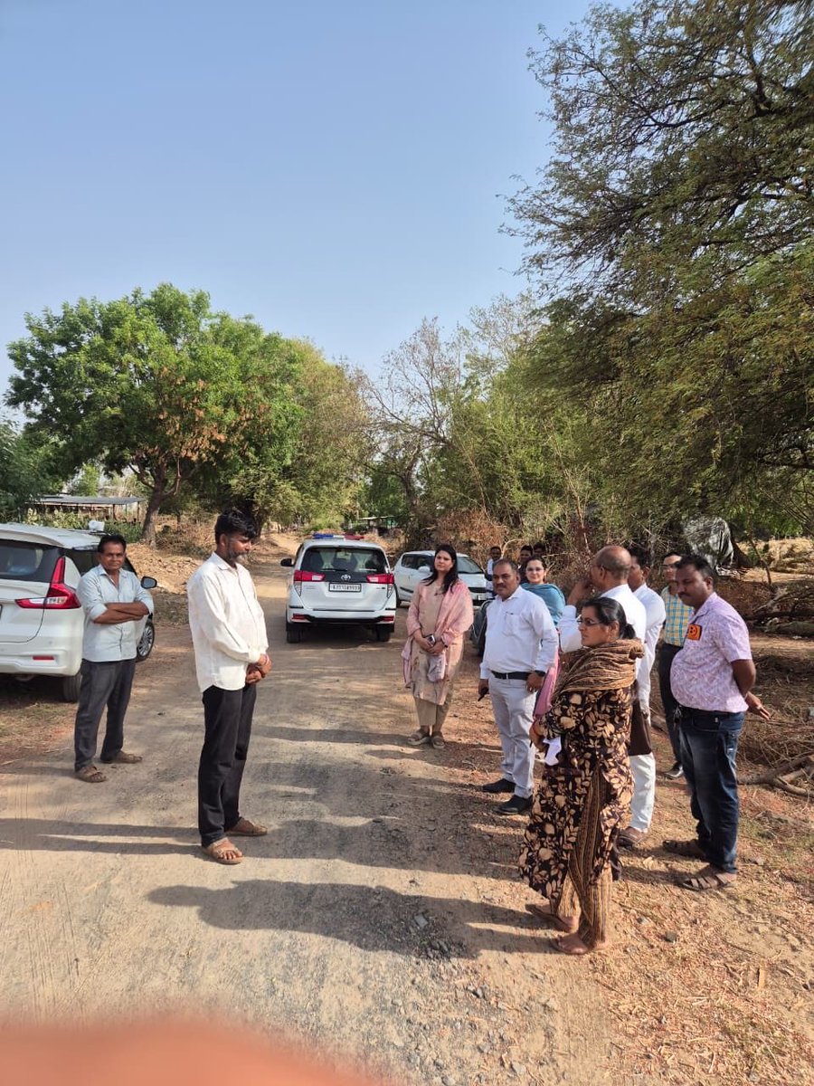 DdoArvalli's tweet photo. શીણાવાડ ગ્રામ પંચાયતni મુલાકાત કરી રેકર્ડ નિરીક્ષણ કરવામાં આવ્યું તેમજ નિર્માણાધિન નવીન ગ્રામ પંચાયત ભવનનું નિરીક્ષણ કર્યું.@CMOGuj @GujPRHDept @sanghaviharsh https://t.co/avovGabmgD