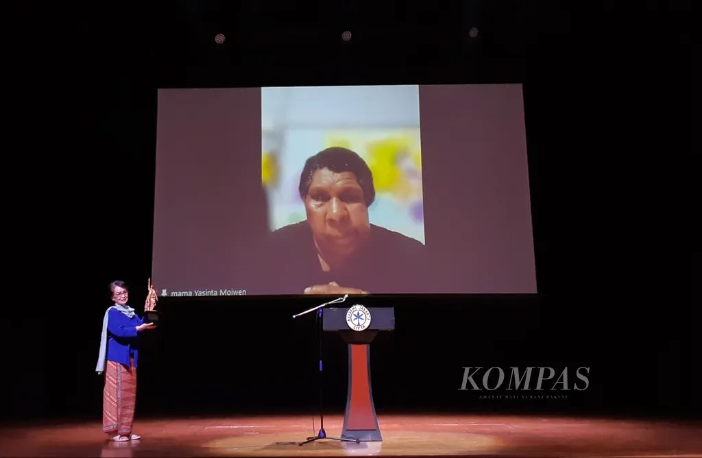 Mulalt_'s tweet photo. Setelah ”#PestaBabi”

Ketika orang Papua berbicara kritis tentang Papua lalu berubah sikap, pertanyaan yang seharusnya diajukan bukanlah apakah ia konsisten, tetapi apakah ia aman? https://t.co/qeIT9q546x