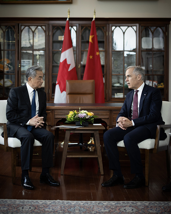 YDunhai's tweet photo. Canadian Prime Minister Mark Carney Meets with Wang Yi

On May 29, 2026 local time, Canadian Prime Minister Mark Carney met with Member of the Political Bureau of the CPC Central Committee and Foreign Minister Wang Yi in Ottawa.

Mark Carney asked Wang Yi to convey his sincere greetings to the Chinese leaders, stating that during his visit to China earlier this year, he and the Chinese leaders jointly decided to build the Canada-China new Strategic Partnership. Over the past four months, exchanges at all levels and cooperation across various fields between Canada and China have accelerated their restart and made positive progress. Canada is willing to work with China to maintain close high-level exchanges, deepen cooperation in fields such as energy, finance, agriculture and fisheries, and keep consolidating the foundation of bilateral relations. Canada supports China in hosting the APEC Economic Leaders’ Meeting, and is ready to work with China to jointly champion and practice multilateralism, so as to make positive contributions to global economic development and world peace and stability.

Wang Yi conveyed the greetings of Chinese leaders to Mark Carney, stating that Mr. Prime Minister’s successful visit to China has helped steer China-Canada relations back on course and onto the right track. The two heads of state have agreed to build the China-Canada new Strategic Partnership, providing strategic guidance for the development of bilateral ties. Facts have proven that a better China-Canada relationship serves the interests of both countries, meets the expectations of all parties, and represents the right choice for Canada. There are no clashes of fundamental interests between the two nations and there is enormous room for cooperation. China is ready to work with Canada on the basis of mutual respect, meeting each other halfway, seeking common ground while reserving differences, strengthening communication, and deepening cooperation, so as to promote the sound, stable, and sustainable development of bilateral relations. Both sides should uphold multilateralism, the international rule of law, and strategic autonomy, while actively supporting free trade and an open world economy. This will not only deliver benefits to the two peoples but also inject stability from China and Canada into this turbulent and changing world.

During his visit to Canada, Wang Yi also held talks with Canadian Foreign Minister Anita Anand and met with former Prime Minister Jean Chretien of Canada.