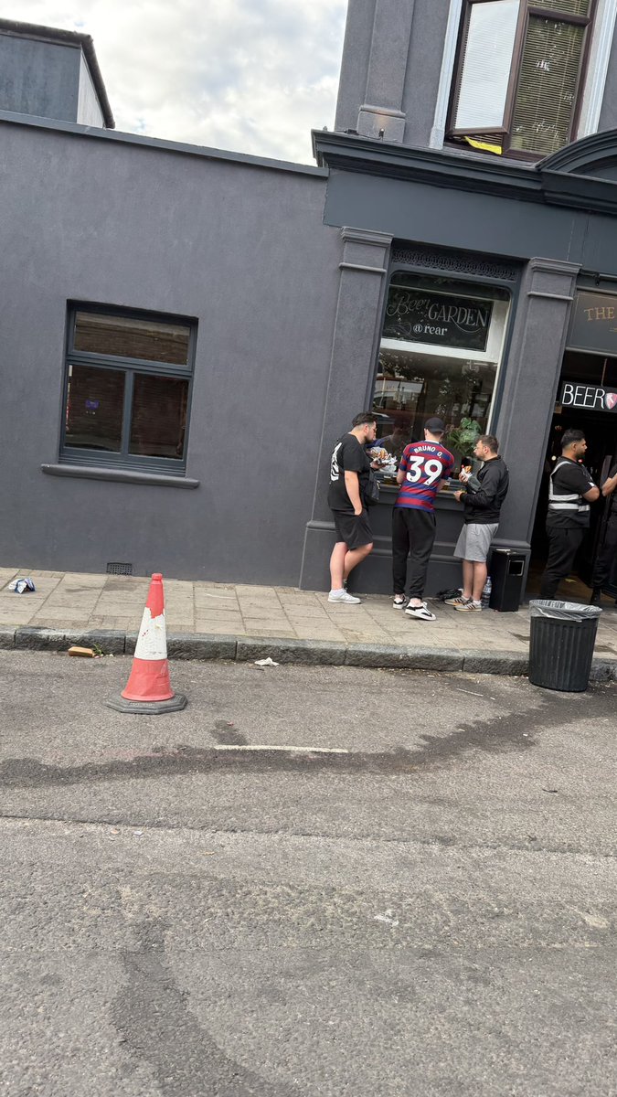AlexAFC44's tweet photo. Funny because I literally saw a Newcastle at our parade yesterday 💀 https://t.co/xMDhNjw5Qc