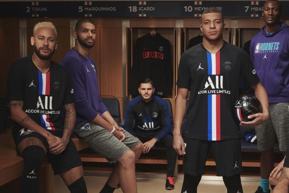 Emmanuel_H78's tweet photo. C'est quoi ce délire d'aller travailler avec le maillot du #PSG ?
#Dresscode #Foot https://t.co/t3sWXB9AwU