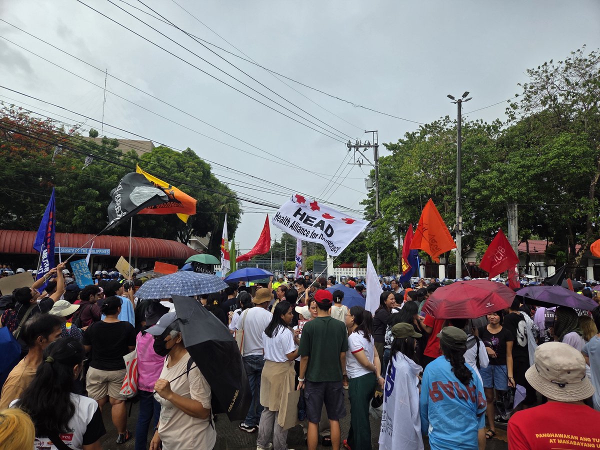 mongster's tweet photo. ATM Senate protest action calling  for the arrest of Bato, Jinggoy, and other corrupt Senators. 

#DutertePanagutin 
#MarcosSingilin 
#BatoArestuhin https://t.co/V8c2wh1hGo