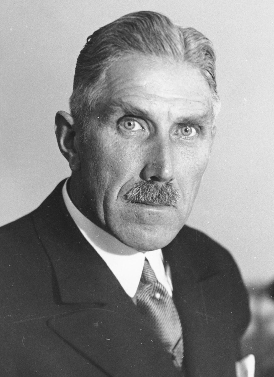 mueslikalifat's tweet photo. Am 1. Juni 1932 ernennt Reichspräsident Hindenburg Franz von Papen zum Kanzler: einen katholischen Adligen ohne Rückhalt im Parlament, der glaubt, Hitler zähmen zu können.

Das Manöver soll die Weimarer Republik stabilisieren.

Doch Papen wird zum Sargträger der Demokratie. ➡️ https://t.co/n5VCvZA73t