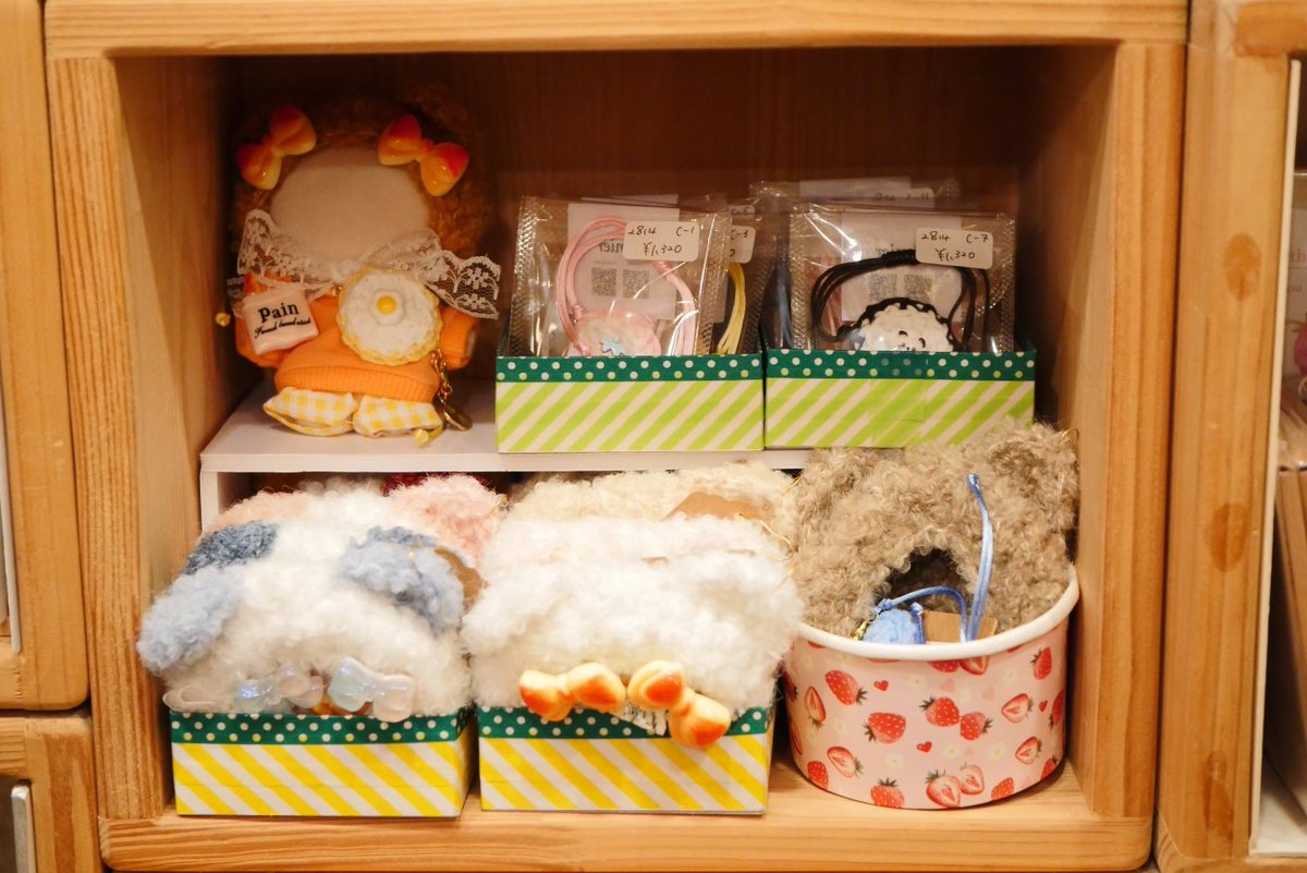 PanierShop's tweet photo. ♡委託案内♡
ルポポさま(@Lupopo_cafe )での委託販売が本日よりスタートです☺️✨スペースいっぱいにカラフルにむぎゅむぎゅ並べていただいてます🩷試着用(苺の箱の中)もご用意しております〜！よろしくお願い致します🥰🥰🥰 https://t.co/sEVUYjuvd4