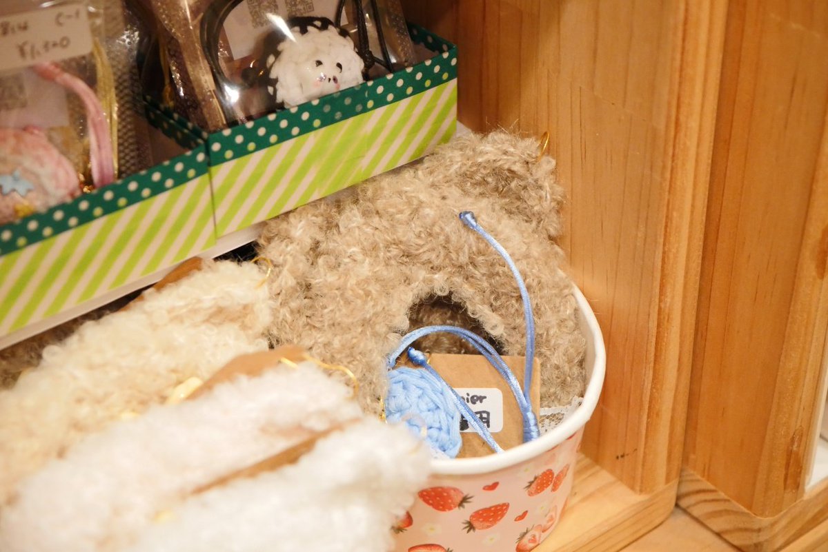 PanierShop's tweet photo. ♡委託案内♡
ルポポさま(@Lupopo_cafe )での委託販売が本日よりスタートです☺️✨スペースいっぱいにカラフルにむぎゅむぎゅ並べていただいてます🩷試着用(苺の箱の中)もご用意しております〜！よろしくお願い致します🥰🥰🥰 https://t.co/sEVUYjuvd4