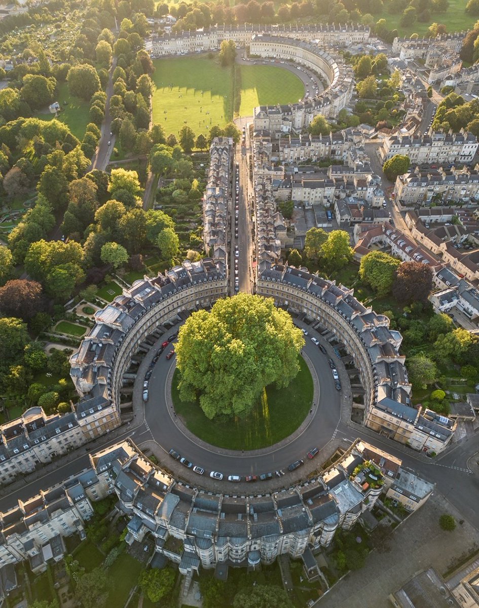 gietzschean's tweet photo. The incredible Bath townhouses https://t.co/Awce3CyvTa