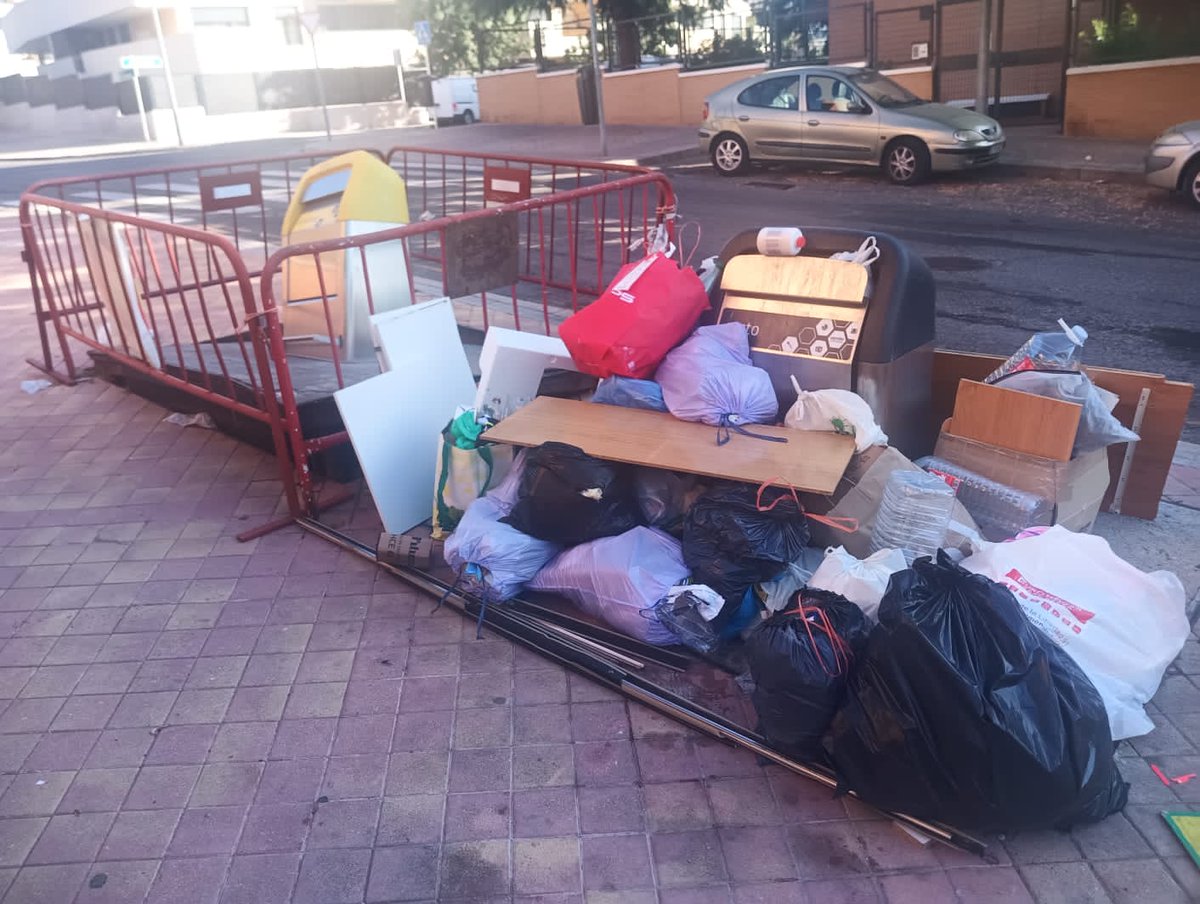 AVColmenarViejo's tweet photo. Lunes de BASURAZO en #ColmenarViejo. Contenedores soterrados averiados que provocan una dantesca imagen de acumulación de residuos a su alrededor. Averías eternas e insalubridad también eterna y sin solución. Una nefasta gestión. https://t.co/Uru1dXfees
