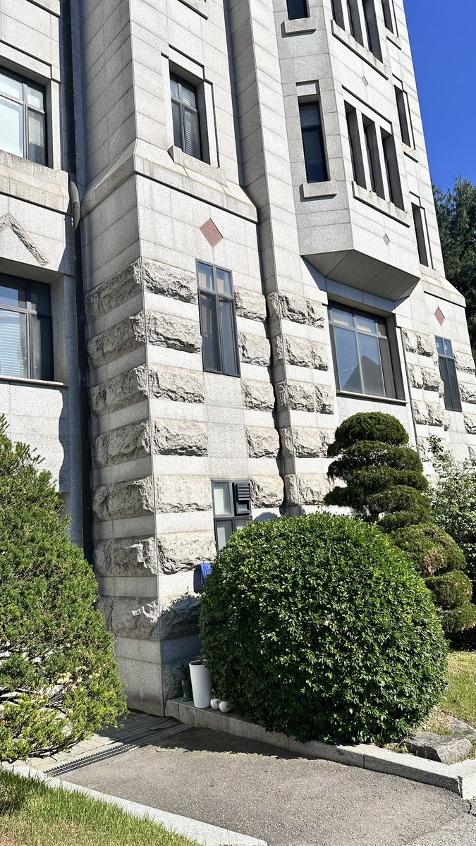 diaryessh's tweet photo. foto asal tapi di yonsei university, korea selatan alias iri banget kampus orang bagus bgt ga kaya snu </3 https://t.co/BMfwoQIBNC