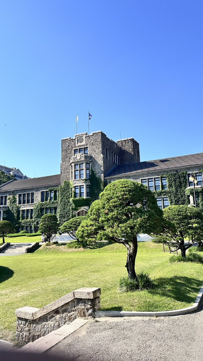 diaryessh's tweet photo. foto asal tapi di yonsei university, korea selatan alias iri banget kampus orang bagus bgt ga kaya snu </3 https://t.co/BMfwoQIBNC