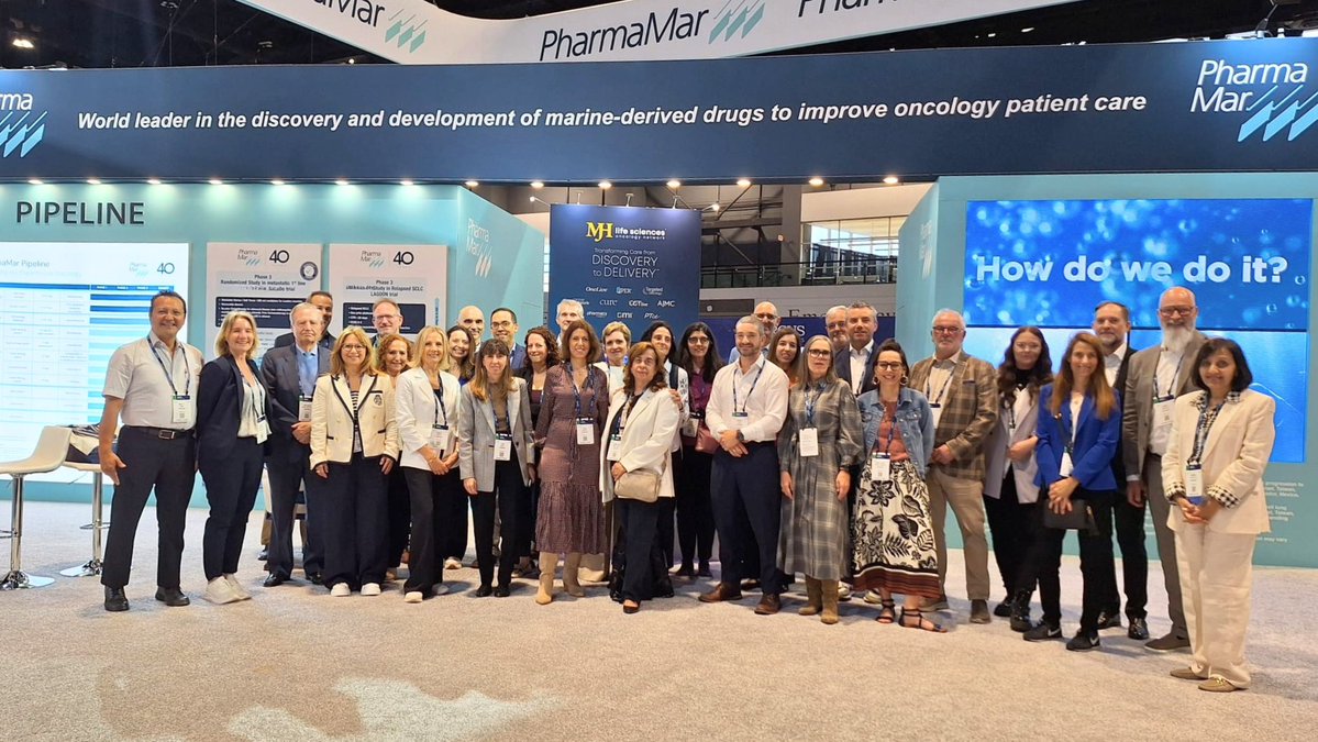 PhrmMar's tweet photo. ¡Nuestro equipo en #ASCO26! Uno de los encuentros internacionales más relevantes en oncología.

Una edición que reúne a la comunidad oncológica internacional para compartir conocimiento, presentar estudios y compartir perspectivas bajo el lema “La Ciencia y la Práctica de la Traslación: Mejorando los Resultados del Cáncer a Nivel Mundial”.

Para PharmaMar, estar presentes en @ASCO significa dar visibilidad a nuestra investigación oncológica inspirada por el mar. Llevamos 26 años formando parte de este evento, lo que nos ha permitido expandir nuestra innovación junto a profesionales sanitarios, investigadores y socios de todo el mundo.

Este año, además de compartir los avances de los estudios sobre nuestra terapia para cáncer de pulmón de célula pequeña, @Icapem_vida, junto con el apoyo de PharmaMar, presenta los primeros datos sobre Clarisse, el primer estudio que analiza la evolución del cáncer de pulmón de célula pequeña, en los últimos cinco años en España, y las diferencias por sexo en incidencia, perfil clínico, toxicidad y supervivencia. 

¡Desde Chicago agradecemos a todos los equipos que han hecho posible estar nuevamente presentes en esta edición! 

#PharmaMar40Años