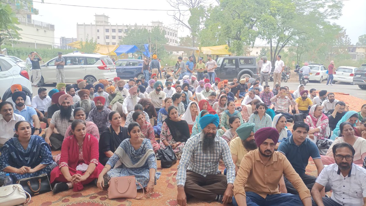 Gurpreet0531's tweet photo. ਪੰਜਾਬ ਦੇ ਮੇਰੇ ਪਿਆਰੇ ਭੈਣੋ ਅਤੇ ਭਰਾਵੋ, ਅੱਜ ਸਮਾਂ ਆ ਗਿਆ ਹੈ ਕਿ ਅਸੀਂ ਆਮ ਆਦਮੀ ਪਾਰਟੀ ਦੀ ਅਸਲੀਅਤ ਨੂੰ ਪਛਾਣੀਏ, ਜਿਸ ਨੇ ਸੱਤਾ ਵਿੱਚ ਆਉਣ ਲਈ ਸਾਡੇ ਕੰਪਿਊਟਰ ਅਧਿਆਪਕਾਂ, ਹੋਰ ਅਧਿਆਪਕਾਂ, ਮੁਲਾਜ਼ਮਾਂ, ਕਿਸਾਨਾਂ, ਮਜ਼ਦੂਰਾਂ ਅਤੇ ਵਪਾਰੀ ਵਰਗ ਨਾਲ ਸਿਰਫ਼ ਝੂਠੇ ਵਾਅਦੇ ਕੀਤੇ ਹਨ। ਇਨ੍ਹਾਂ ਟੁੱਟੇ ਵਾਅਦਿਆਂ ਅਤੇ ਸਰਕਾਰ ਦੀ ਬੇਰੁਖ਼ੀ ਕਾਰਨ ਹੀ ਅੱਜ ਸਾਡੇ ਕੰਪਿਊਟਰ ਅਧਿਆਪਕ ਆਪਣੇ ਹੱਕਾਂ ਦੀ ਖਾਤਰ ਸਿੱਖਿਆ ਬੋਰਡ, ਪੰਜਾਬ ਦੇ ਬਾਹਰ ਸੜਕਾਂ 'ਤੇ ਰੈਲੀ ਕਰਨ ਅਤੇ ਧਰਨੇ ਦੇਣ ਲਈ ਮਜਬੂਰ ਹਨ। ਜਿਹੜੀ ਸਰਕਾਰ ਸਾਡੇ ਬੱਚਿਆਂ ਦਾ ਭਵਿੱਖ ਬਣਾਉਣ ਵਾਲੇ ਅਧਿਆਪਕਾਂ ਦੀ ਸਾਰ ਨਹੀਂ ਲੈ ਸਕਦੀ ਅਤੇ ਸੂਬੇ ਦੇ ਹਰ ਮਿਹਨਤਕਸ਼ ਵਰਗ ਨੂੰ ਸੜਕਾਂ 'ਤੇ ਰੁਲਣ ਲਈ ਛੱਡ ਦਿੰਦੀ ਹੈ, ਉਹ ਸਾਡੇ ਸਮਰਥਨ ਦੀ ਬਿਲਕੁਲ ਵੀ ਹੱਕਦਾਰ ਨਹੀਂ ਹੈ; ਇਸ ਲਈ ਆਓ ਇਕਜੁੱਟ ਹੋ ਕੇ ਇਸ ਧੋਖੇ ਵਿਰੁੱਧ ਆਵਾਜ਼ ਬੁਲੰਦ ਕਰੀਏ ਅਤੇ ਇਨ੍ਹਾਂ ਦਾ ਸਾਥ ਦੇਣਾ ਬੰਦ ਕਰੀਏ।
@BhagwantMann @harjotbains @AAPPunjab @ArvindKejriwal @CMOPb @PTC_Network @thetribunechd @News18Punjab #ComputerTeachersUnion #PunjabTeachers #SavePunjabEducation #AAPGovernment #FalsePromises #AAPPunjabExposed #PunjabProtest #ਪੰਜਾਬ #ਕੰਪਿਊਟਰ_ਅਧਿਆਪਕ_ਯੂਨੀਅਨ #ਆਮ_ਆਦਮੀ_ਪਾਰਟੀ #ਅਧਿਆਪਕ_ਮੋਰਚਾ #ਧੋਖਾ