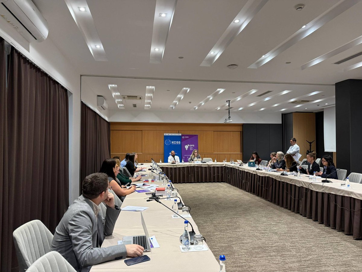 KCSSQKSS's tweet photo. ALB:
Me mbështetjen e Bashkimi Evropian, QKSS ka lansuar raportin e ri “RRITJA E NARATIVAVE ANTI-GJINORE NË KOSOVË Ideologjitë e së Djathtës Ekstreme, Dhuna Digjitale dhe Kërcënimet ndaj të Drejtave të Grave”, në kuadër të një konference të mbajtur të premten, Prishtinë.

Raporti trajton rritjen e narrativave anti-gjinore në Kosovë dhe implikimet e tyre për zhvillimin demokratik, barazinë gjinore dhe kohezionin shoqëror. Hulumtimi analizon mënyrën se si diskursi kundër-gjinor është përhapur në hapësirat politike, mediale dhe digjitale, duke u ndërlidhur me ideologjitë e së djathtës ekstreme dhe format e dhunës digjitale që synojnë gratë, aktivistet dhe grupet e margjinalizuara.
Gjetjet kryesore të raportit u prezantuan nga Jeta Loshaj, hulumtuese në QKSS, e cila paraqiti trendet kryesore dhe zhvillimet në këtë fushë.

Ky aktivitet është financuar nga Bashkimi Evropian. Përmbajtja e tij është përgjegjësi e vetme e QKSS dhe nuk pasqyron domosdoshmërisht qëndrimet e Bashkimit Evropian apo BIRN-it.

───
ENG:
With the support of the @EUKosovo  KCSS has launched the new report “THE RISE OF ANTI-GENDER NARRATIVES IN KOSOVO Far-Right Ideologies, Digital Violence and Threats to Women’s Rights”, as part of a conference held on Friday in Prishtina.
The report addresses the rise of anti-gender narratives in Kosovo and their implications for democratic development, gender equality and social cohesion. The research analyses how anti-gender discourse has spread across political, media and digital spaces, linking them to far-right ideologies and forms of digital violence targeting women, activists and marginalised groups.
The main findings of the report were presented by Jeta Loshaj, a researcher at the KCSS, who presented the main trends and developments in this field.
This activity is funded by the European Union. Its content is the sole responsibility of KCSS and does not necessarily reflect the views of the European Union or BIRN.
───
SRB:
Uz podršku EU, KCSS je objavio novi izveštaj „PORAST ANTI-RODNIH NARATIVA NA KOSOVU: Krajnje desničarske ideologije, digitalno nasilje i pretnje ženskim pravima“, kao deo konferencije održane u petak u Prištini.
Izveštaj se bavi porastom anti-rodnih narativa na Kosovu i njihovim implikacijama po demokratski razvoj, rodnu ravnopravnost i društvenu koheziju. Istraživanje analizira kako se anti-rodni diskurs proširio kroz političke, medijske i digitalne prostore, povezujući ih sa krajnje desničarskim ideologijama i oblicima digitalnog nasilja usmerenim na žene, aktivistkinje i marginalizovane grupe.
Glavne nalaze izveštaja predstavila je Jeta Lošaj, istraživačica u KCSS-u, koja je predstavila glavne trendove i razvoj u ovoj oblasti.
Ovu aktivnost finansira Evropska unija. Njen sadržaj je isključiva odgovornost KCSS-a i ne odražava nužno stavove Evropske unije ili BIRN-a